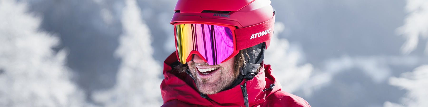 Skifahrer mit rotem Skihelm und Skibrille