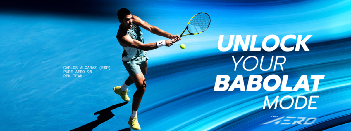 Tennisspieler Carlos Alcaraz schlägt mit einem Babolat-Schläger, daneben der Schriftzug „Unlock your Babolat mode“.