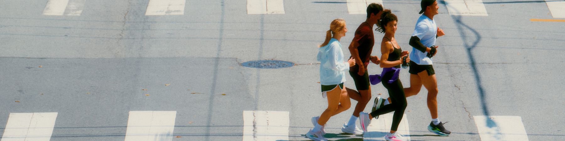 Läufergruppe beim Running in kurzen Laufhosen – leichte Shorts für Training, Fitness und Ausdauer