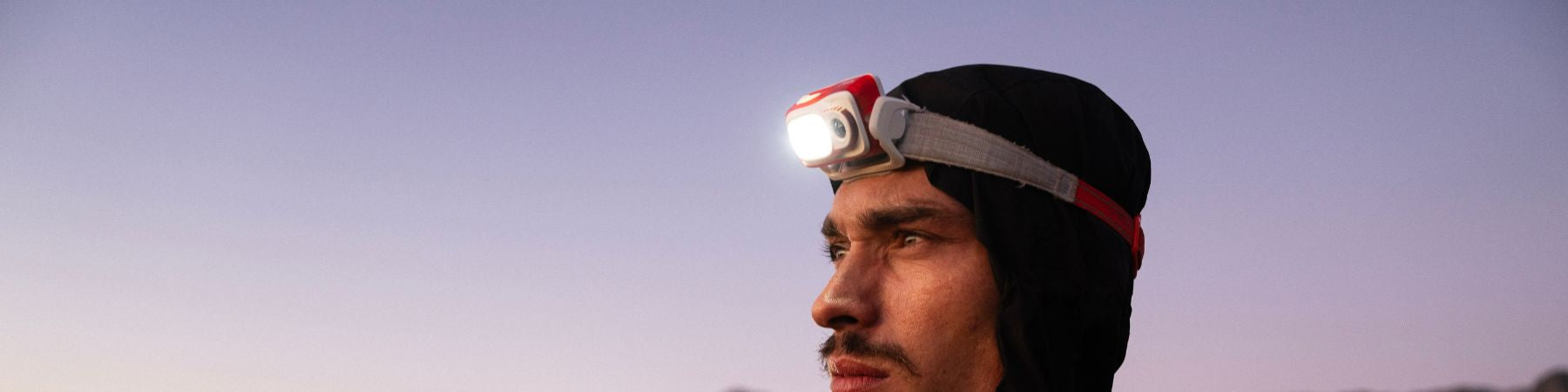 Stirnlampe beim Wandern in der Dämmerung – Kopflampe für Outdoor, Trekking und Bergtouren