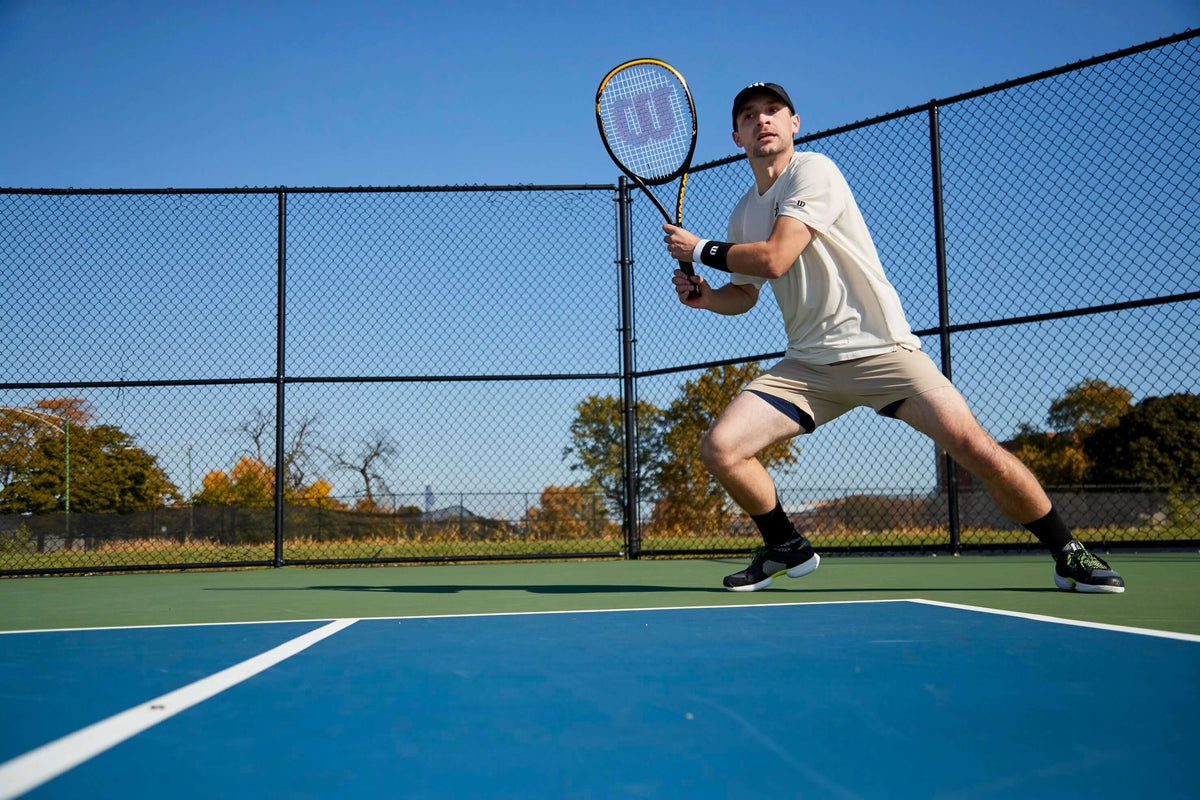Mann beim Tennisspielen mit Wilson Tennisschläger