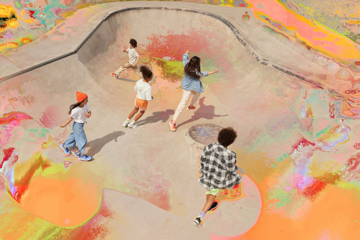 Menschen laufen auf einem Skatepark rum