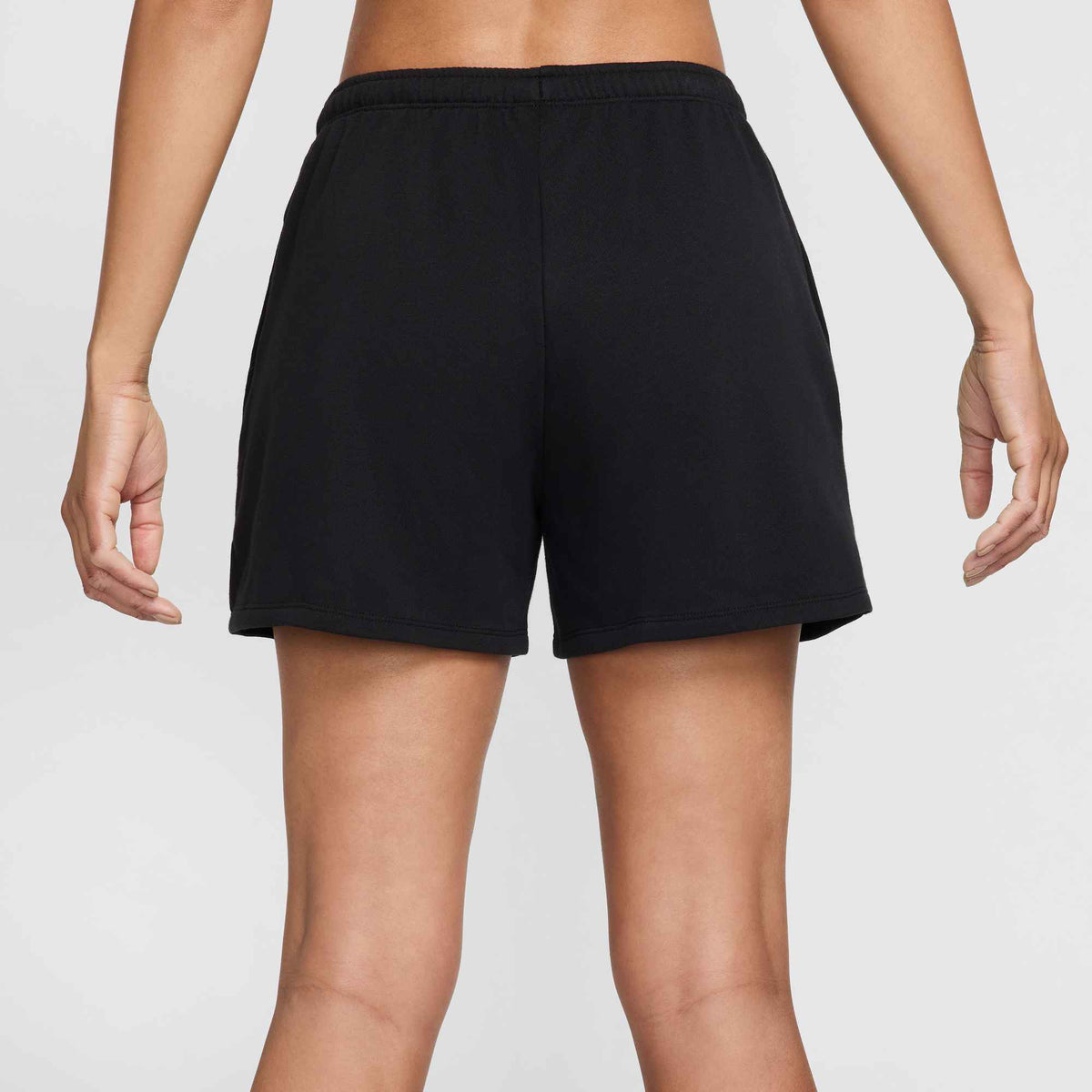 NSW NK CHLL FT MR 4IN SHORT Damen Freizeithose