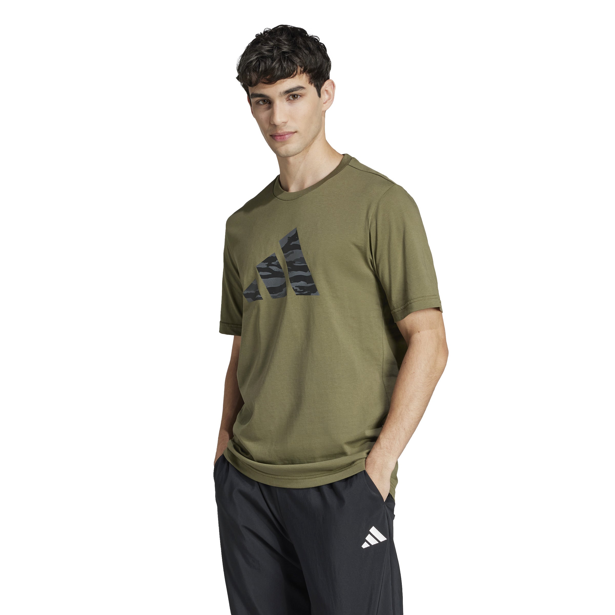 ADIDAS M C CAMO LOGO T – Camouflage T-Shirt aus Baumwolle