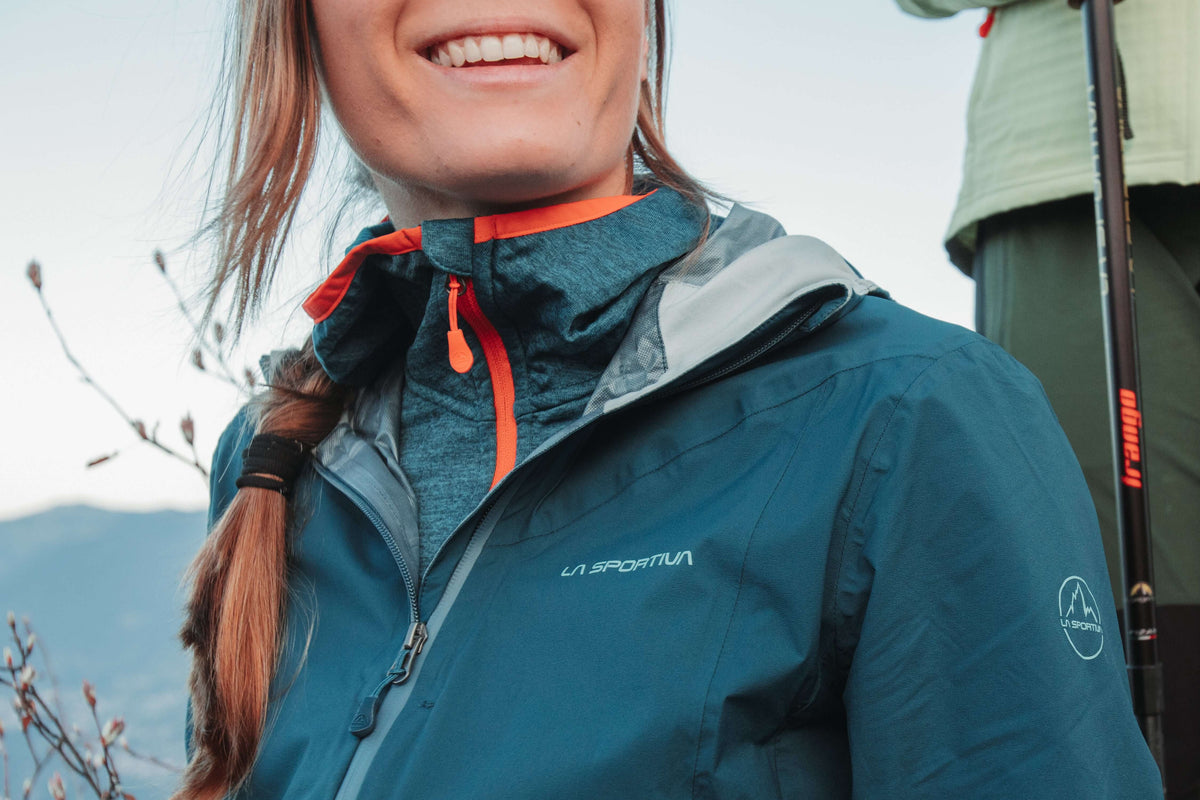 Frau die lächelt trägt La Sportiva Outdoor Jacke in blau