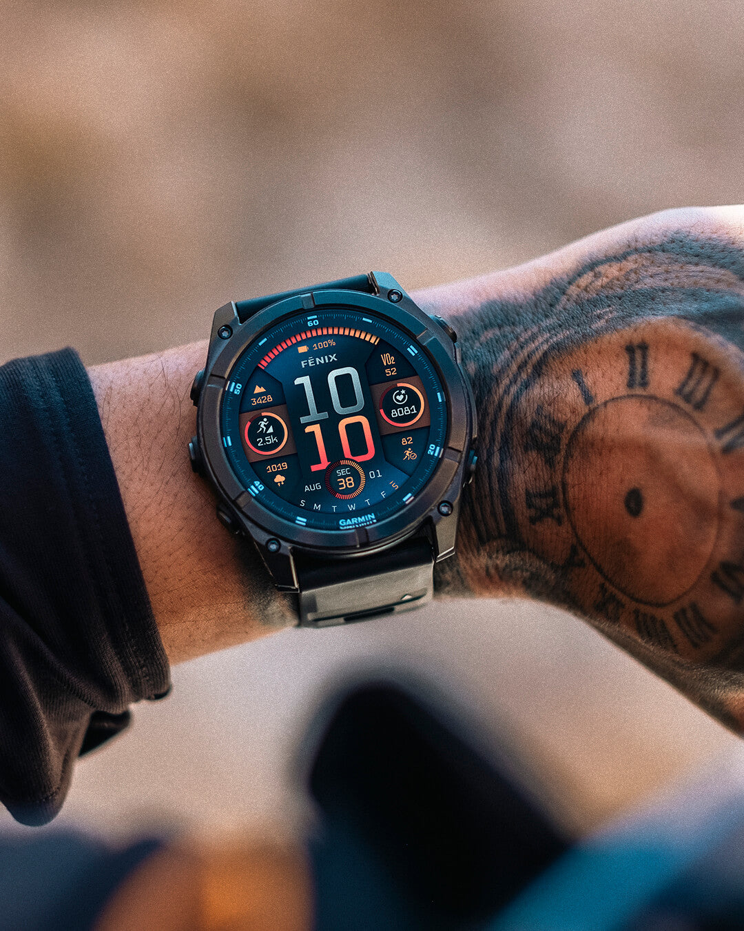 Garmin-Multisportuhr am tätowierten Handgelenk