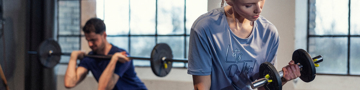 Training mit Langhantel und Kurzhanteln in Sportbekleidung
